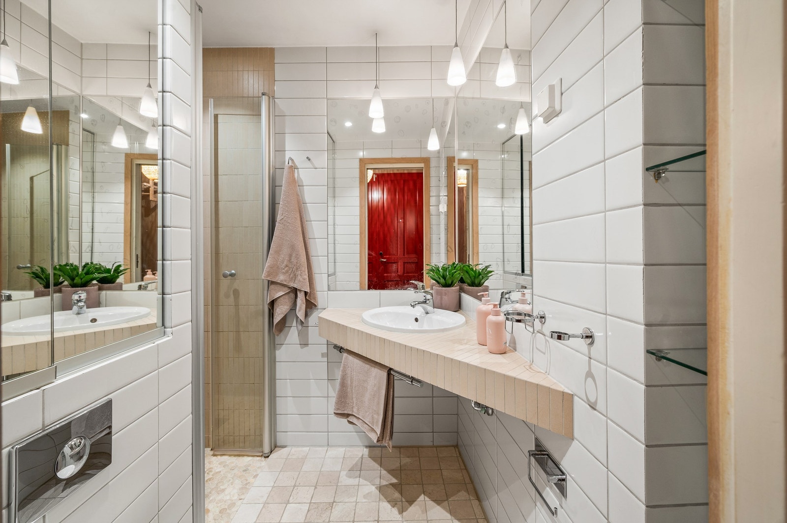 Badet fra 2006 er blant annet innredet med vegghengt servant, speil og belysning over servant. Galleribilde