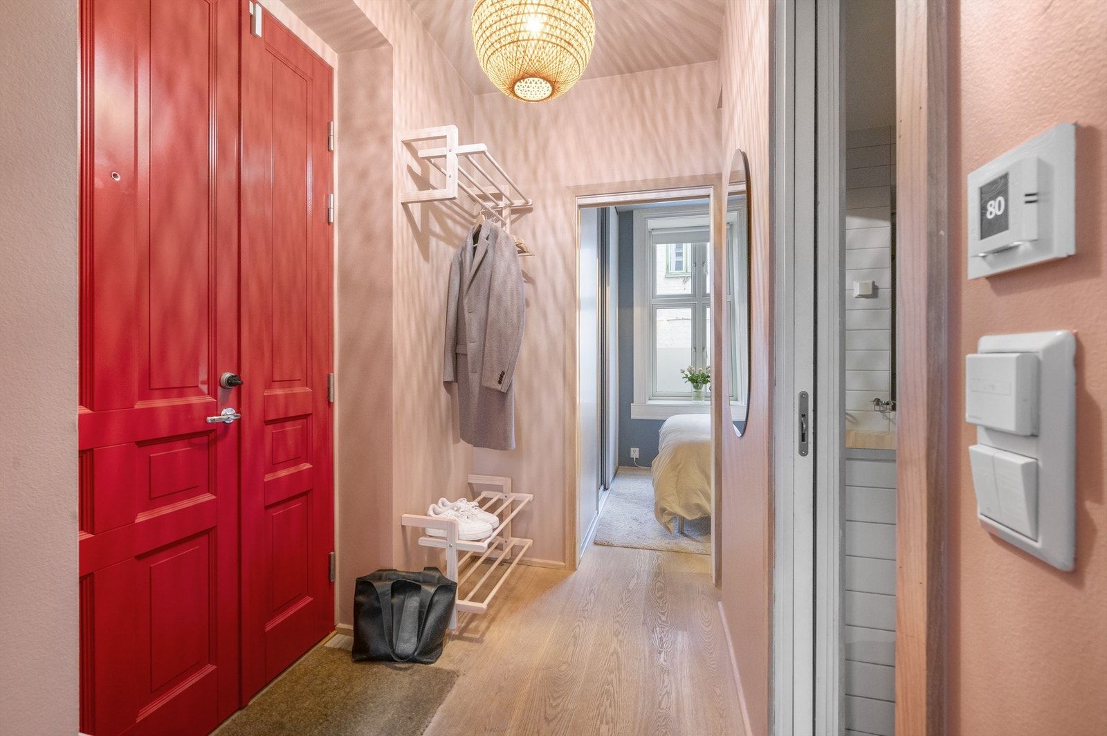 Lys og romslig entré med god plass til å henge fra seg yttertøy og sko. Inngangsdøren er fra 2018 da oppgangen ble pusset opp i regi av borettslaget. Galleribilde