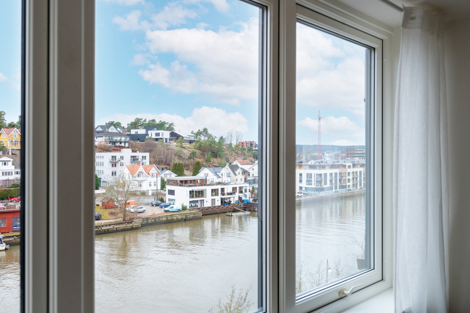 Velkommen til Kirkebrygga 4 - Fra stuen er det fin utsikt mot vest over elven som renner forbi like utenfor vinduet. Galleribilde