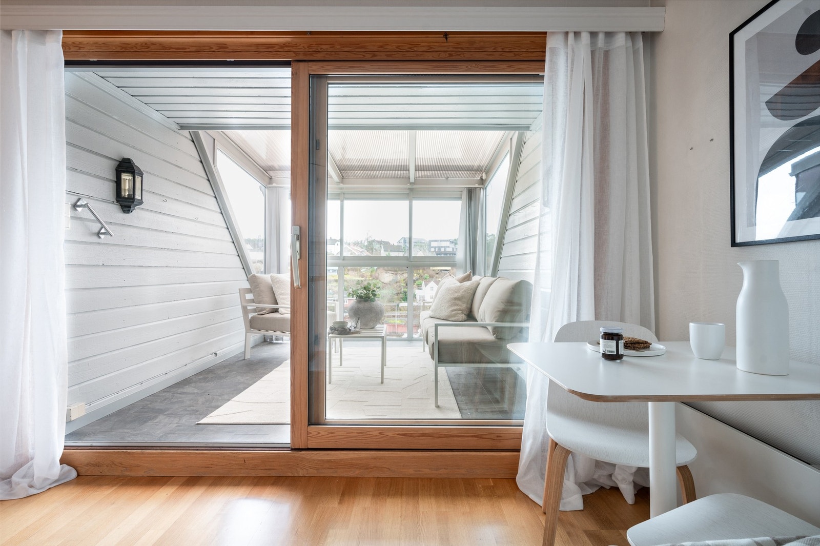 Fra kjøkkenet er det utgang til en romslig innglasset balkong, ca. 9 kvm. Galleribilde