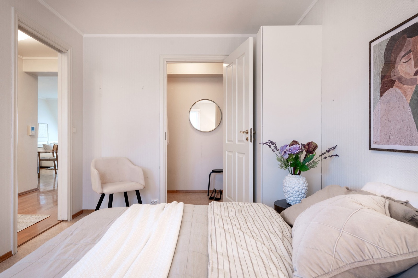 Hovedsoverommet har eget garderoberom / bod. Galleribilde