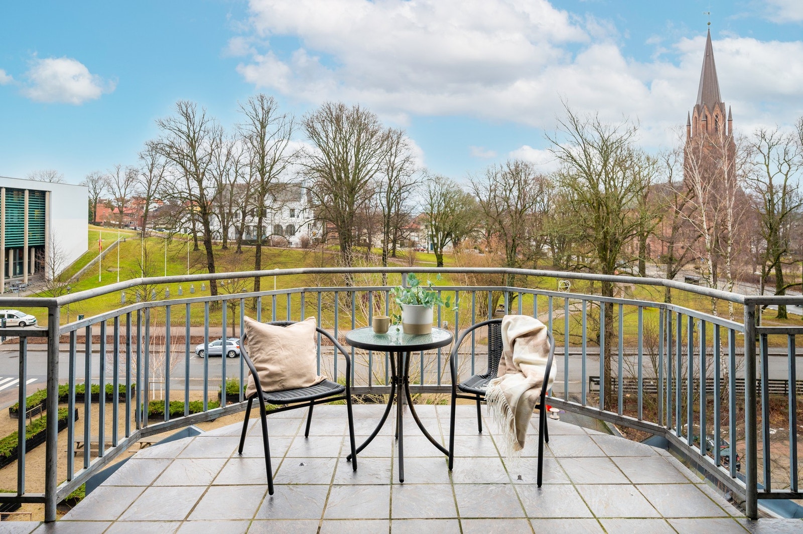 Utenfor leilighetens inngangsparti er det avsatt plass til en fin liten utegruppe. Galleribilde