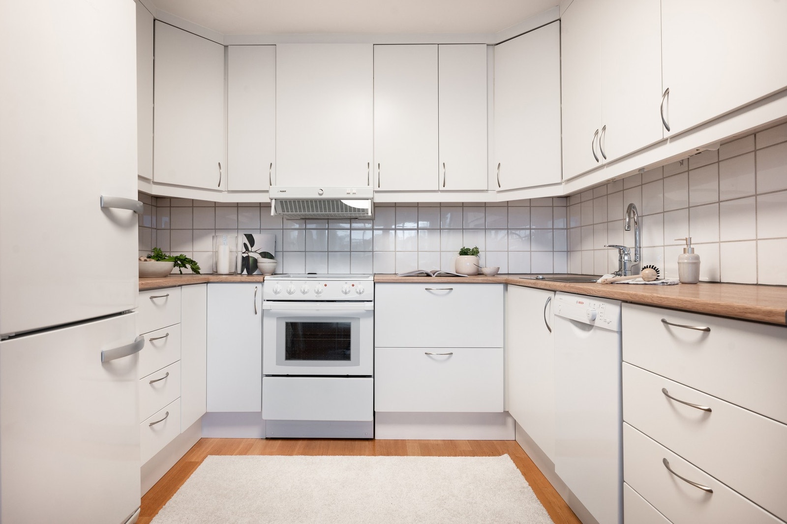 Kjøkkenet er vinkelformet og har mye god skap- og benkeplass. Galleribilde