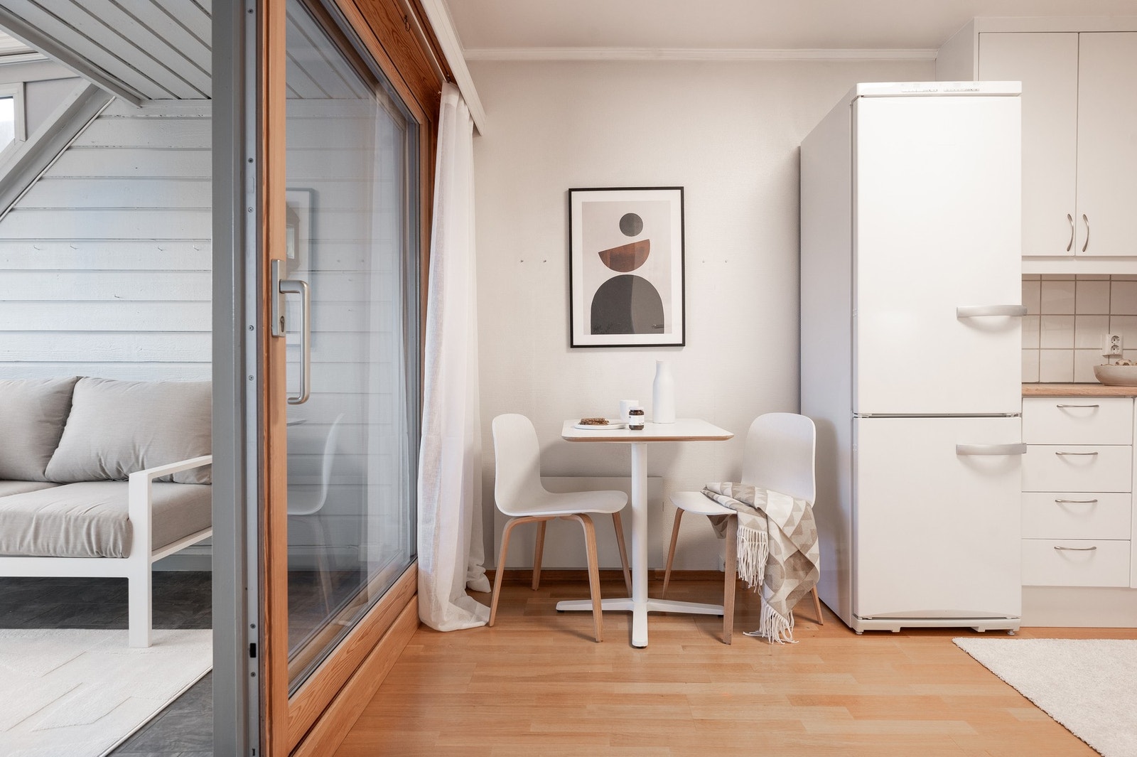 Det er plass til frokostbord på kjøkkenet. Galleribilde