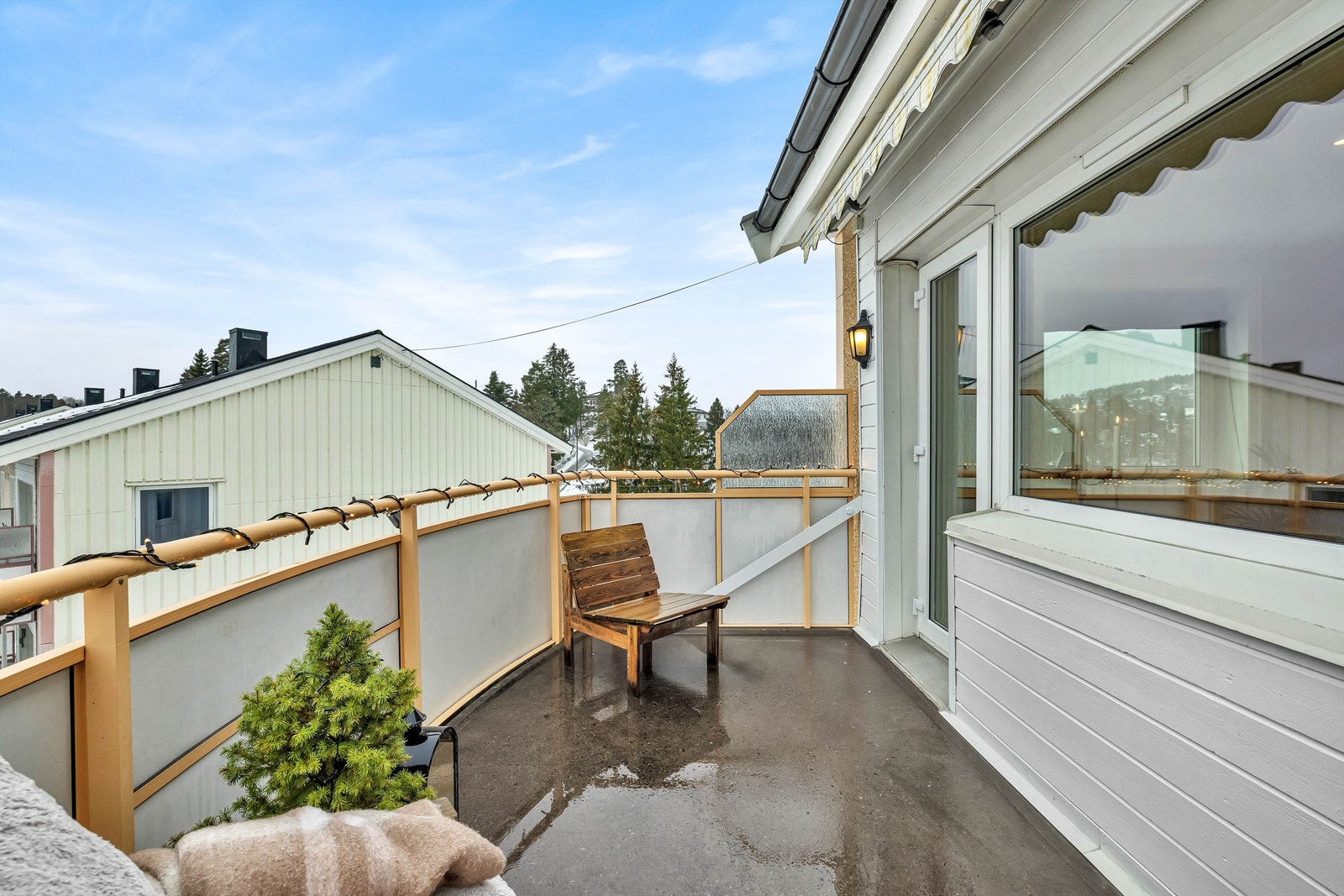 Balkongen har begrensetmed innsyn, samt flotte sol- og utsiktsforhold. Galleribilde