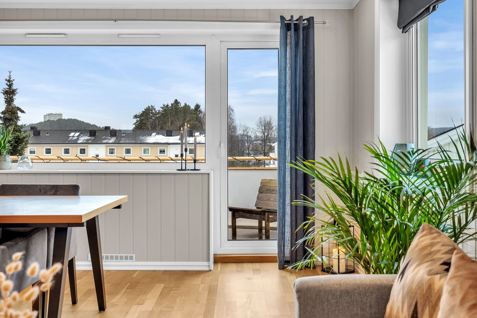 Fra stuen har du utgang til en solrik balkong. Galleribilde