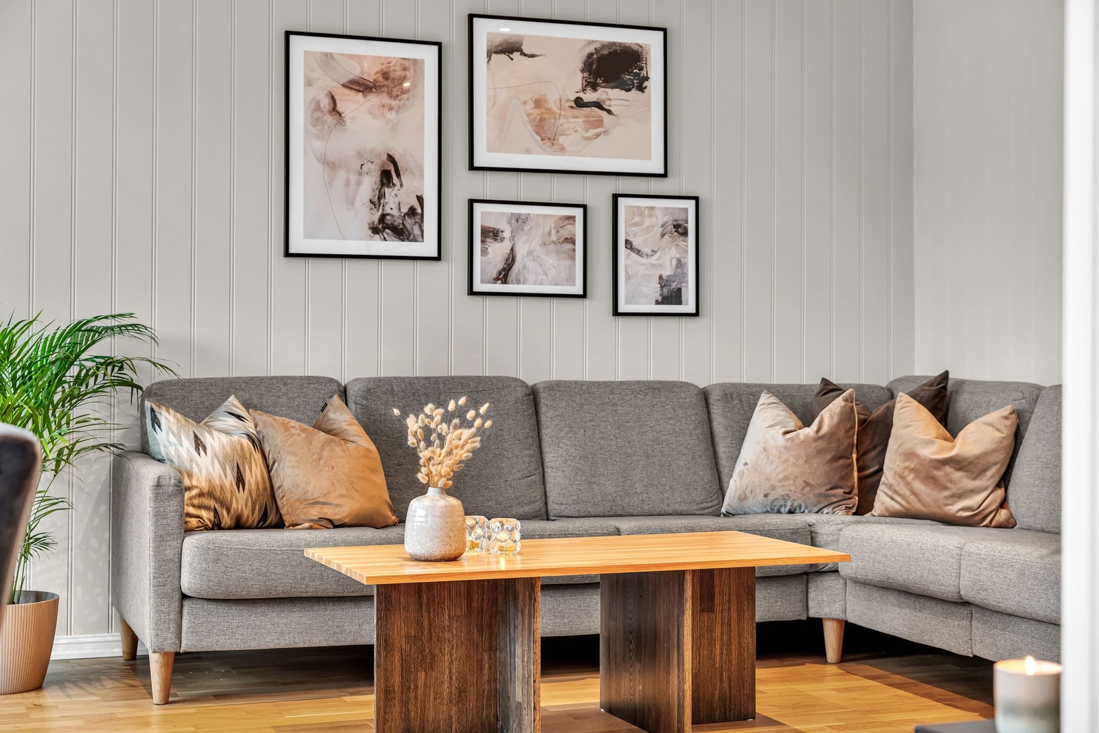 Romslig stue på med mulighet for flere ulike soner for møblering, en hyggelig sofagruppe og spisestue. Galleribilde