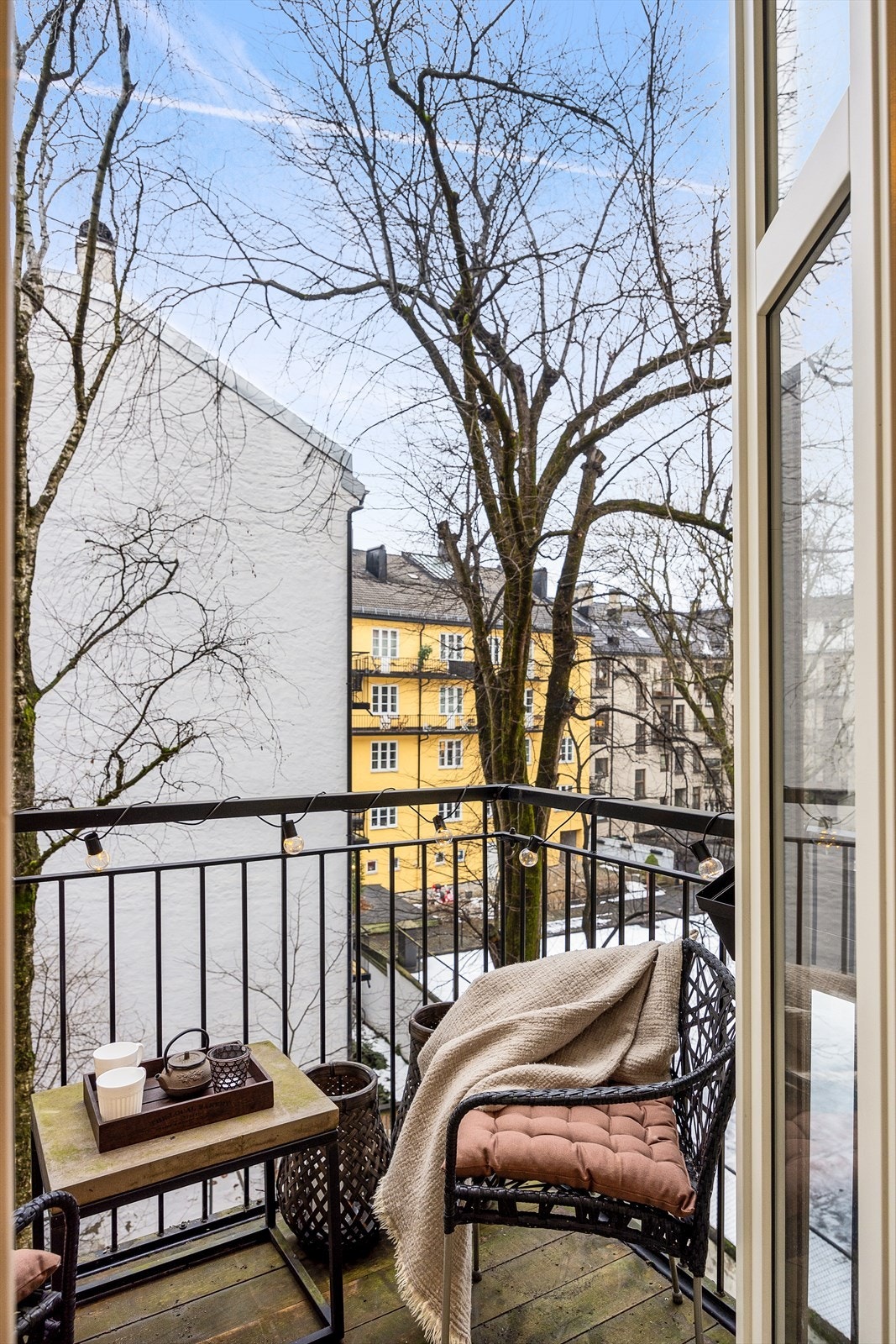 Fra soverommet er det utgang til en herlig balkong på ca. 2,6 m², vendt mot rolig bakgård, hvor du enkelt kan skape en koselig uteoase med utemøbler, beplantning og en gassgrill. Galleribilde