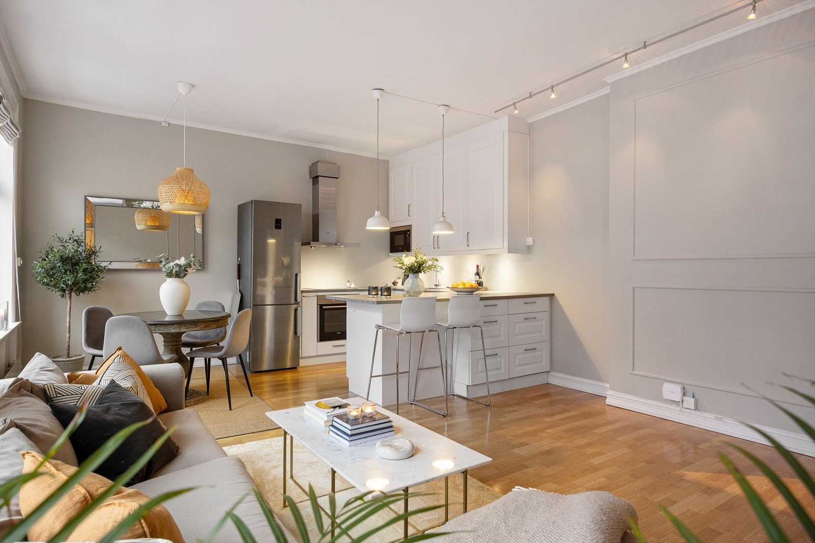 Kjøkkenet har en åpen løsning, som bidrar til en lys, luftig og sosial atmosfære - perfekt for både matlaging og samvær. Galleribilde