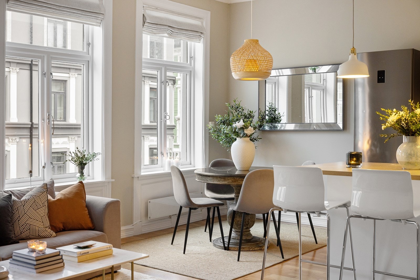 Gulvet er belagt med flott 3-stavs eikeparkett, og overflatene er malt i delikate og lyse fargetoner. Galleribilde