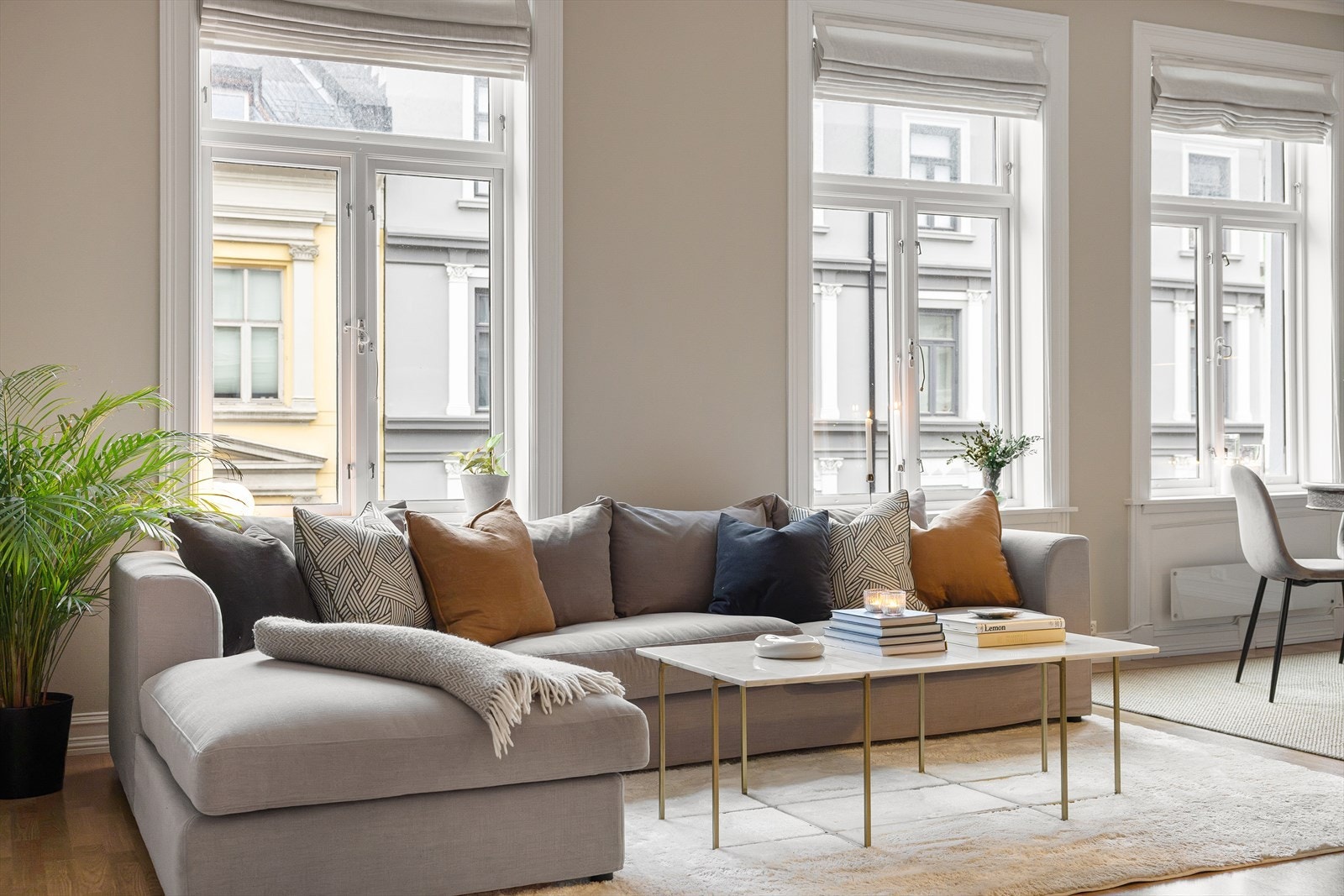 Stuen er lys og luftig med store vindusflater som slipper inn rikelig med naturlig lys, samt en imponerende takhøyde på ca. 3 meter. Galleribilde