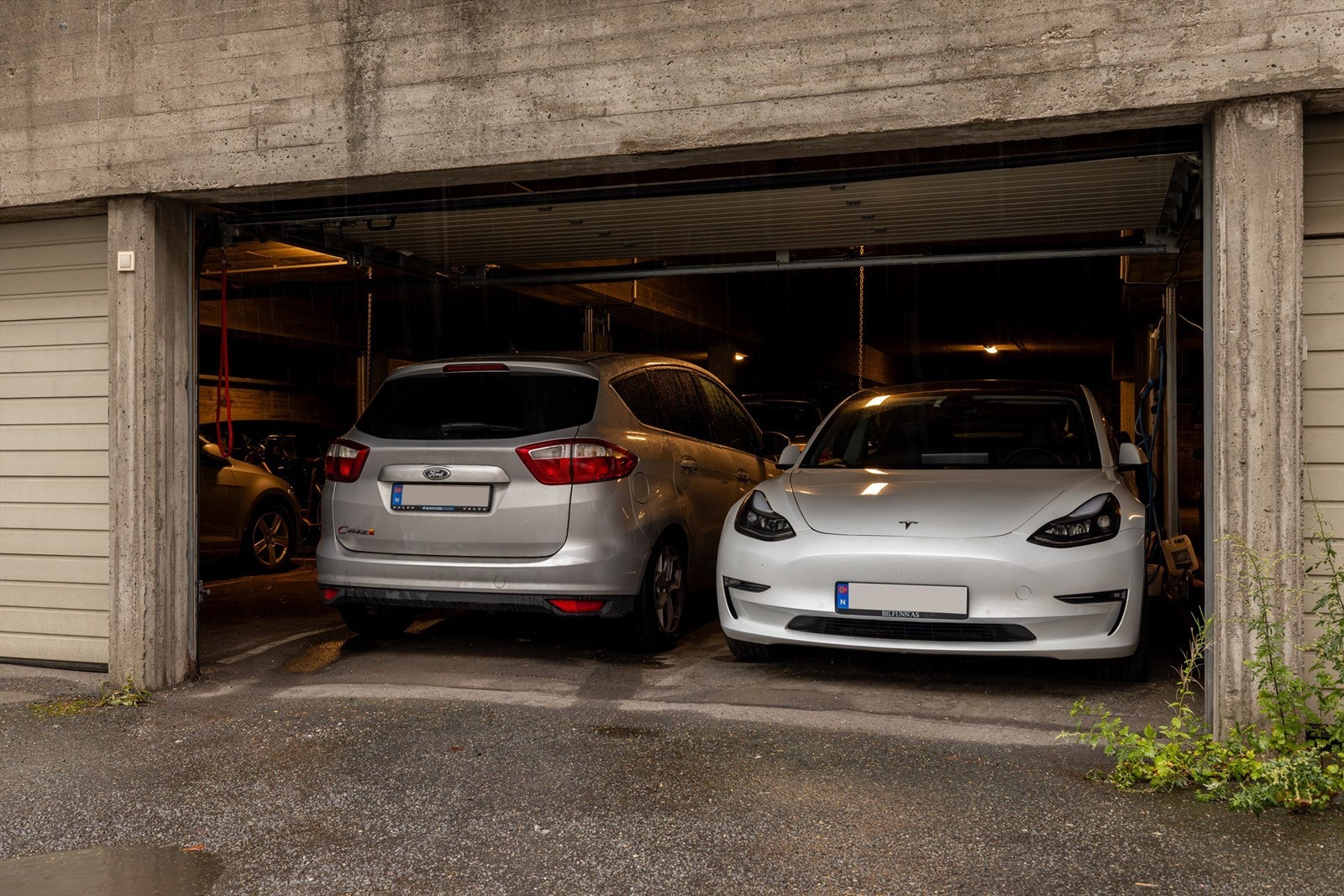 Leiligheten disponerer biloppstillingsplass nr. 8, med elbil-lader, i felles garasjeanlegg. Kostnader ved drift er inkludert i felleskostnader for boligseksjonen. Enkel innkjøring fra gaten. Galleribilde