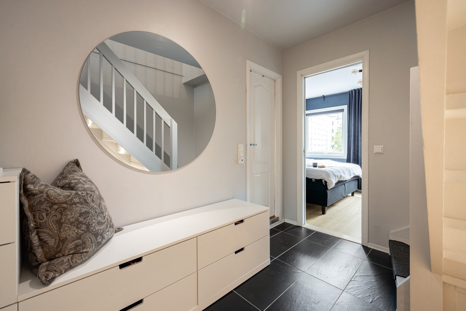Inngangspartiet i 2. etasje med adkomst til både bad/wc og hovedsoverommet. Galleribilde