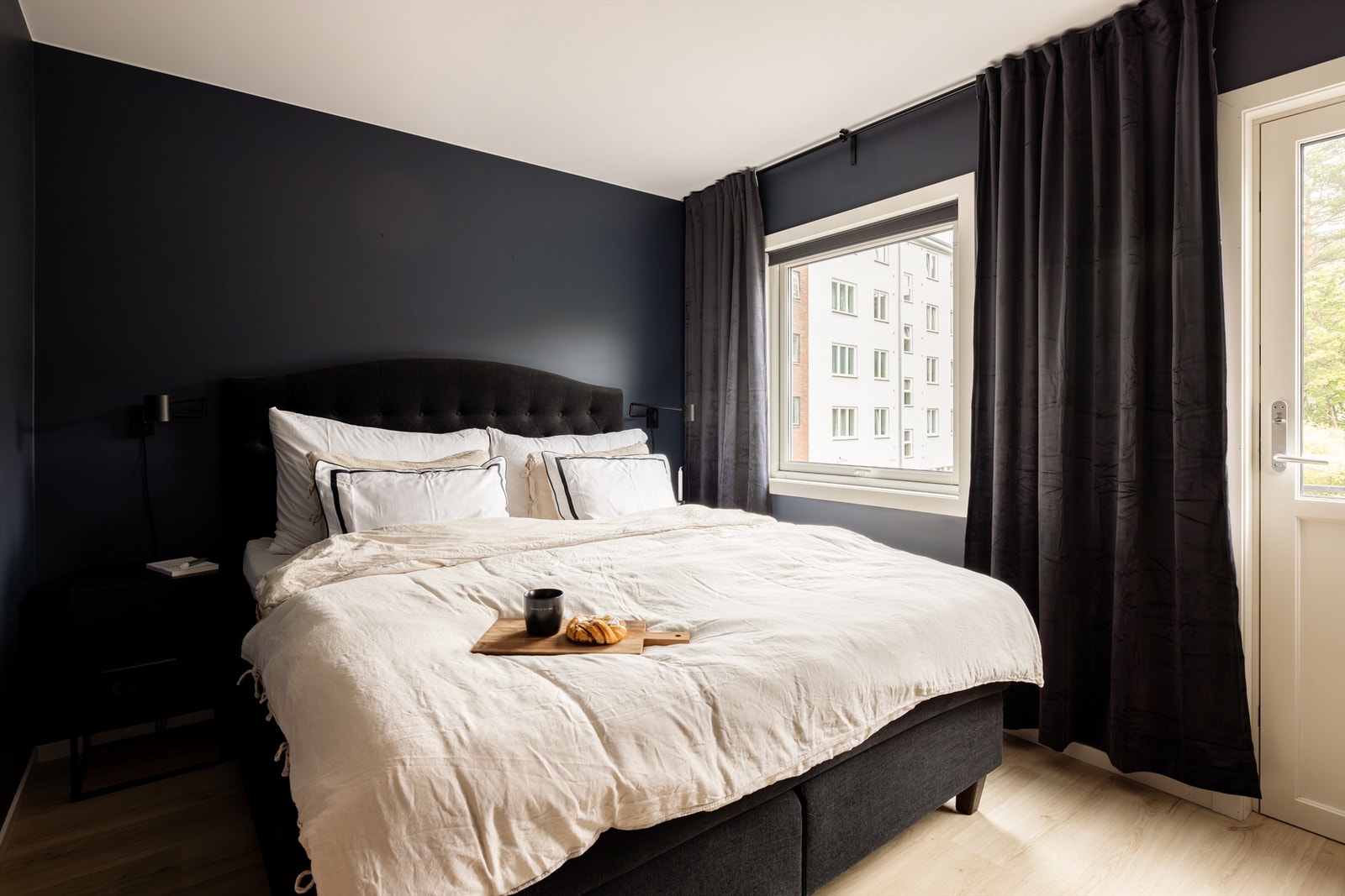 Hovedsoverommet har både fransk balkong og vindu ut mot fredelig og grønn bakgårdshage. Rommet har adkomst fra inngangspartiet i 2. etasje. Galleribilde