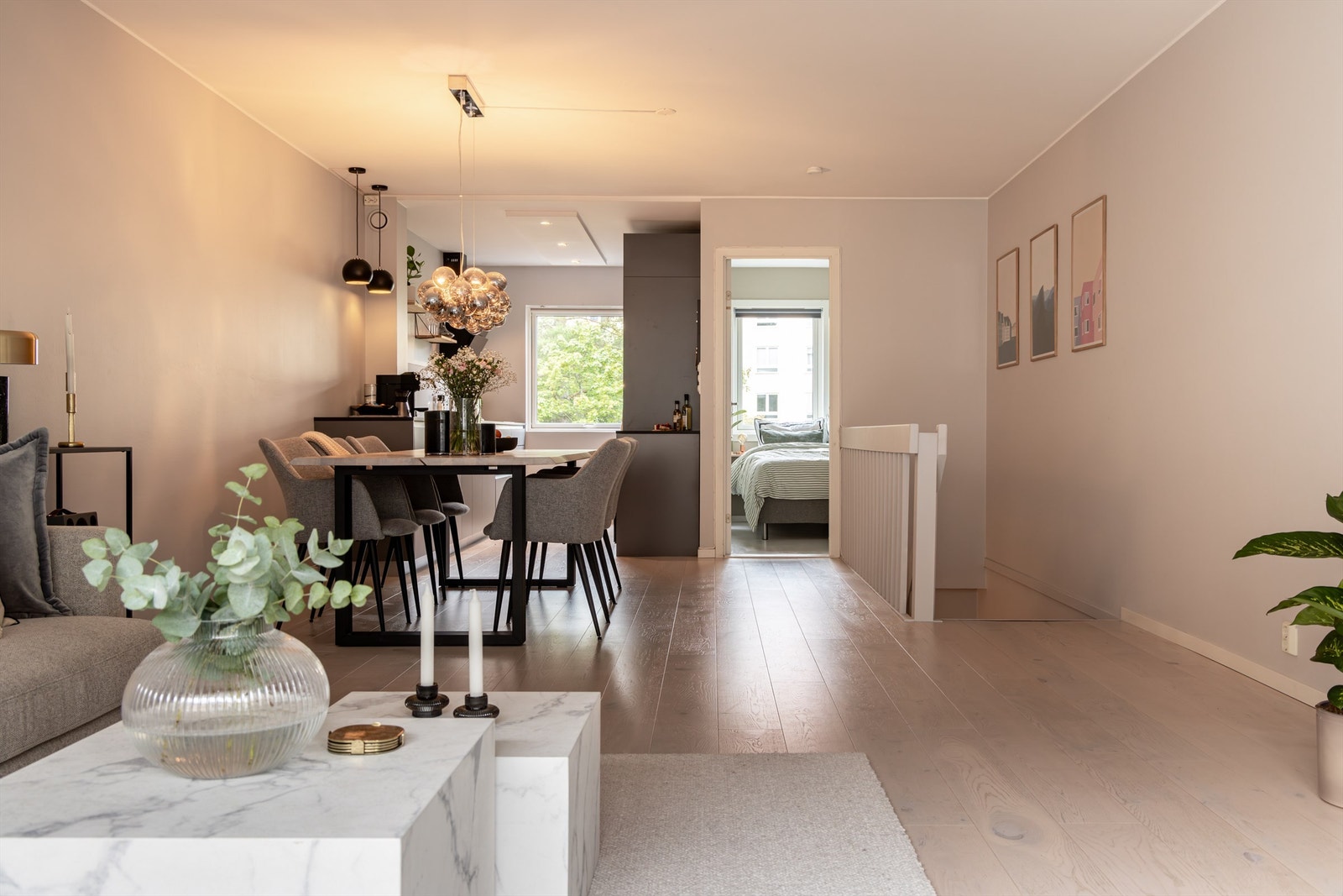 Romslig og deilig stue/kjøkken med mye boltreplass for familie og venner. Galleribilde