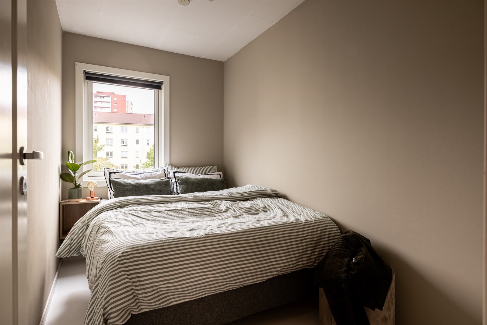 Soverom II ligger i tilknytning til hovedetasjen/3. etasje. Galleribilde