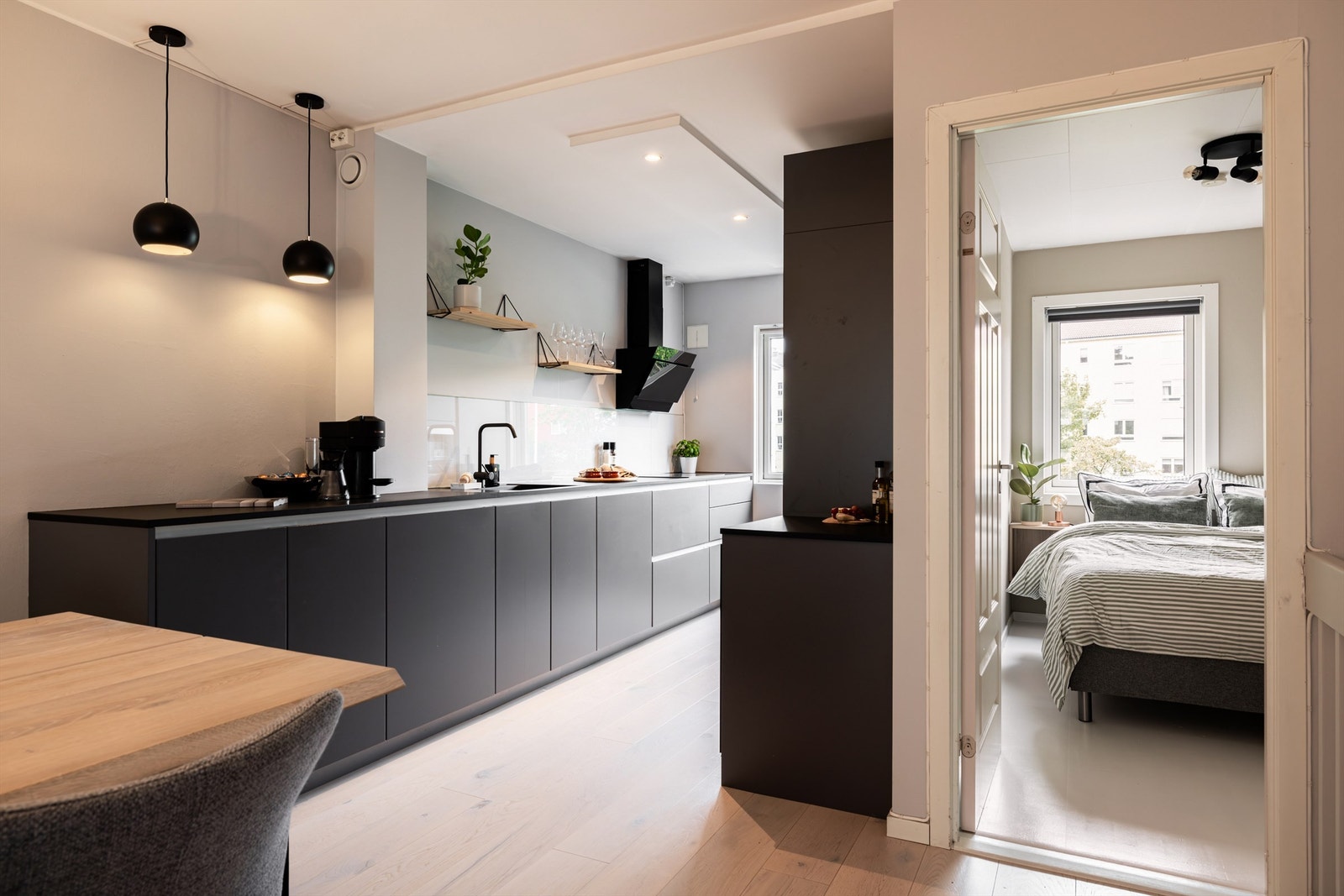 Leiligheten har gjennomgående god og tiltalende standard. Her er det bare å flytte rett inn. Galleribilde