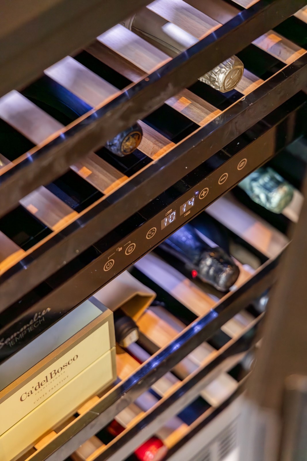 Integrert vinskap som en del av kjøkkeninnredningen. Galleribilde