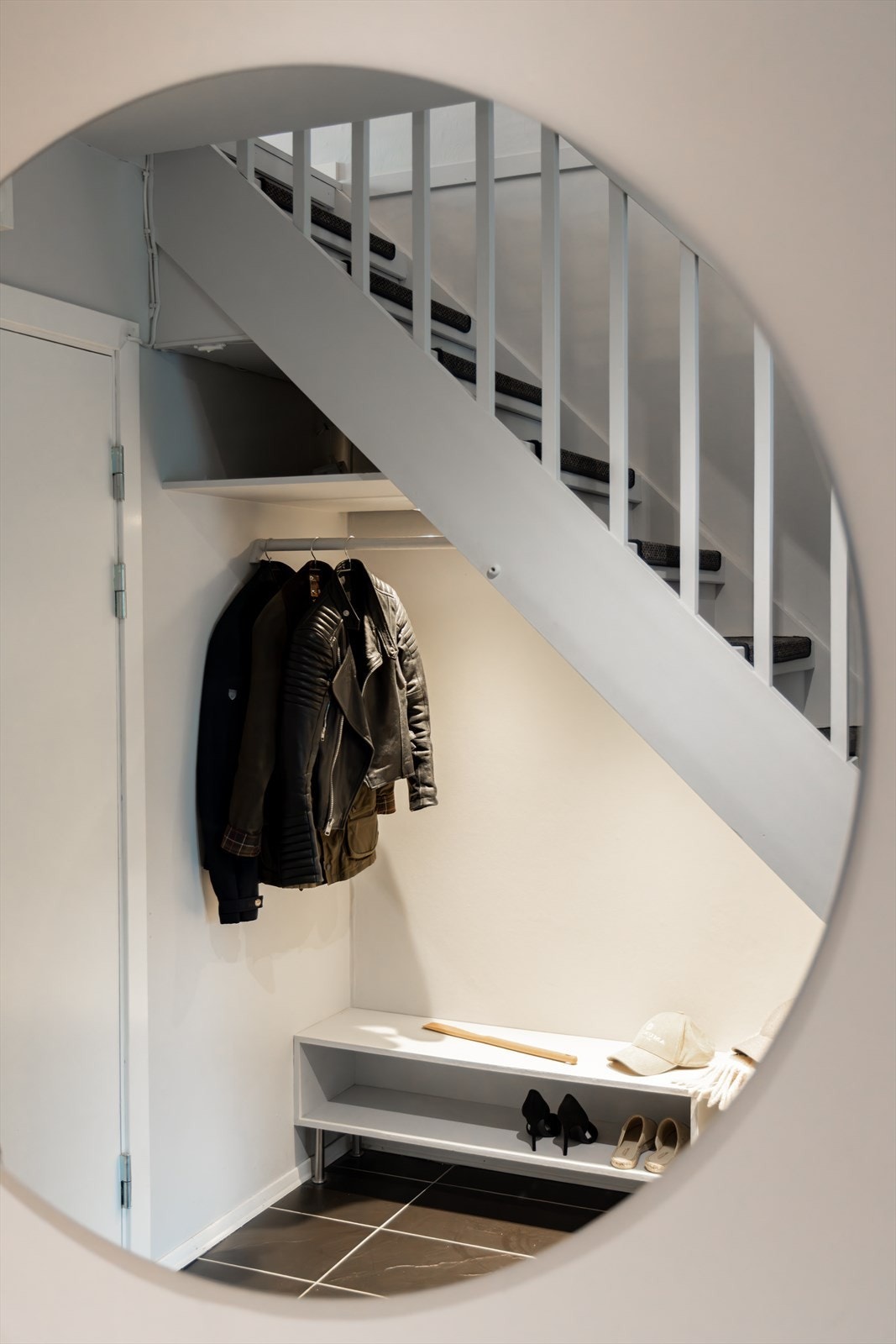 Lys, romslig og innbydende /inngangspartientré med flislagt gulv med varme. Galleribilde