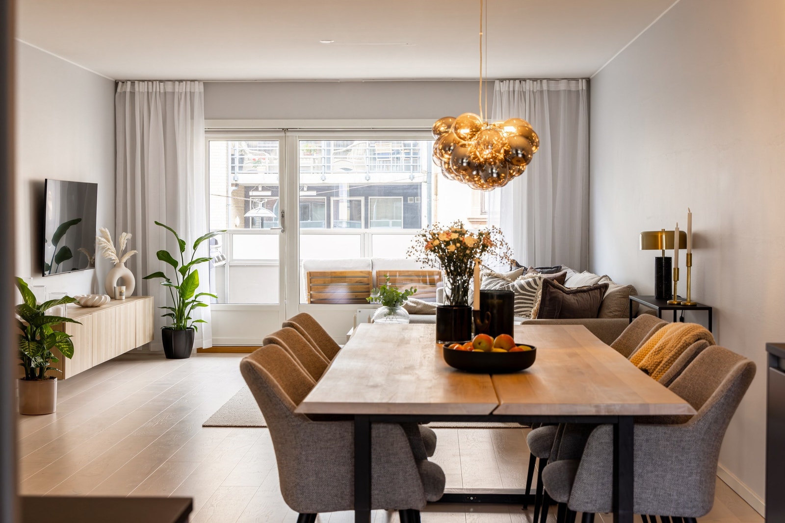 Flott utformet areal med spisestuen som naturlig skiller stue og kjøkkensonen Galleribilde