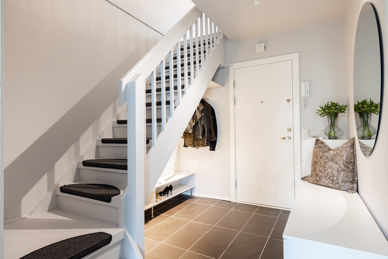 Lyst, innbydende og praktisk utformet inngangsparti med god plass til sko og ytterklær. Lekker, brukervennlig trapp opp til hovedetasjen/3. etasje. Galleribilde