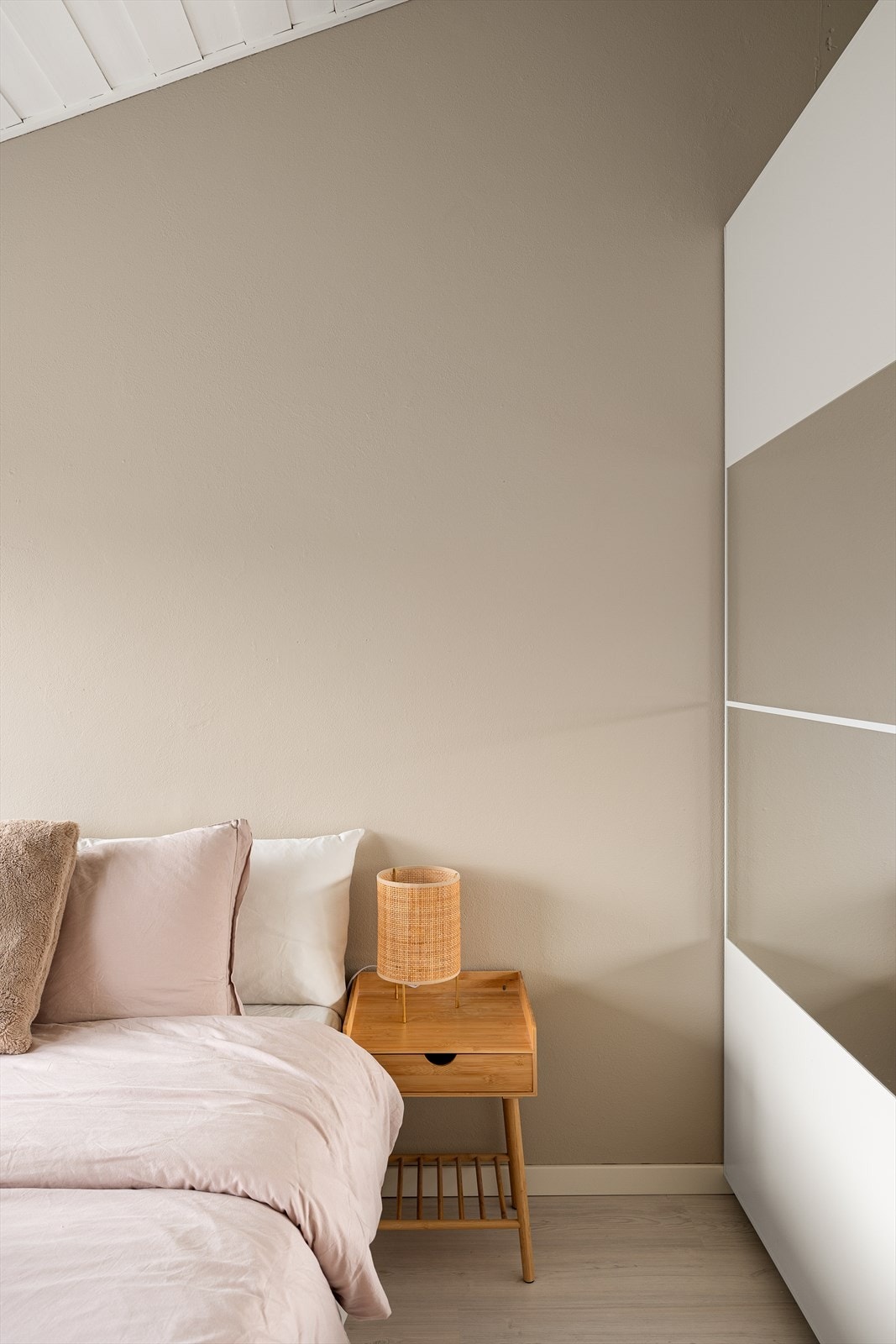 Romslig garderobe på soverommet medfølger handelen. Galleribilde