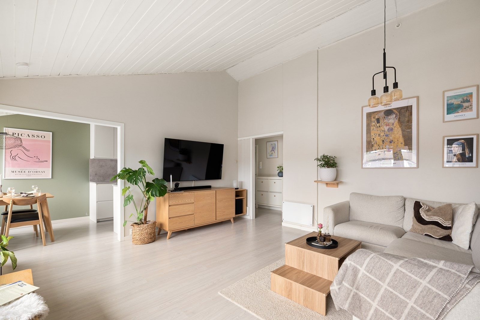 Rosmlig stue med lysmalte vegger og nyere gulv. Galleribilde