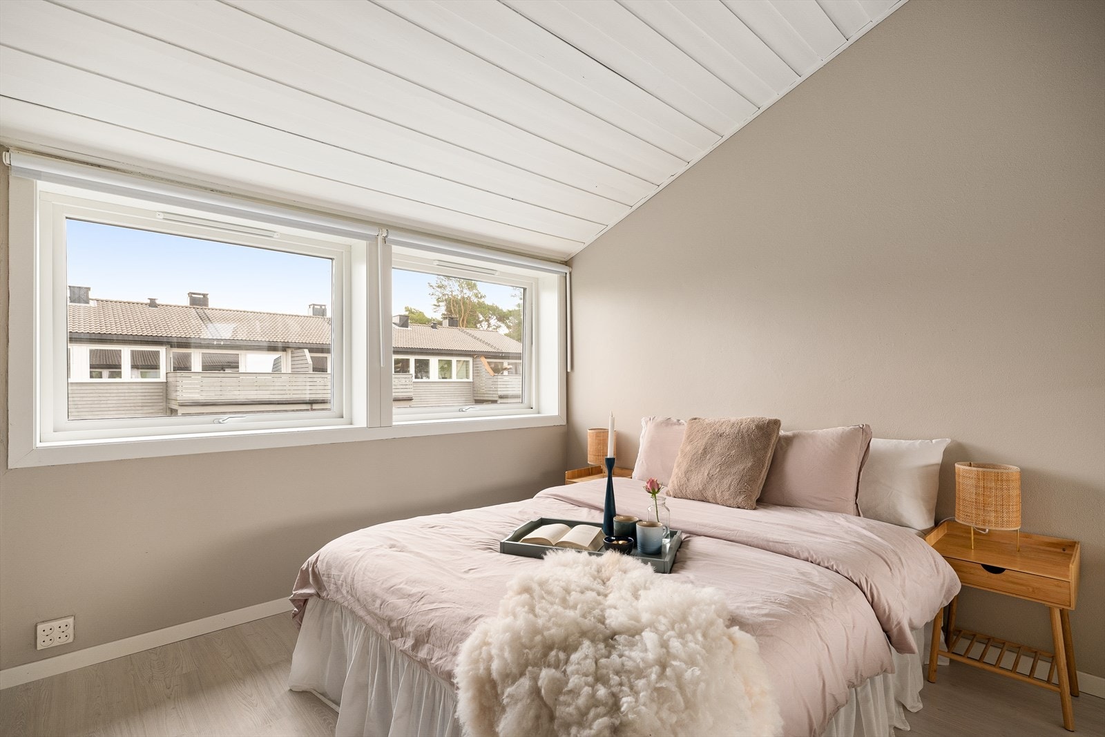 Romslig soverom med generøs takhøyde. Galleribilde