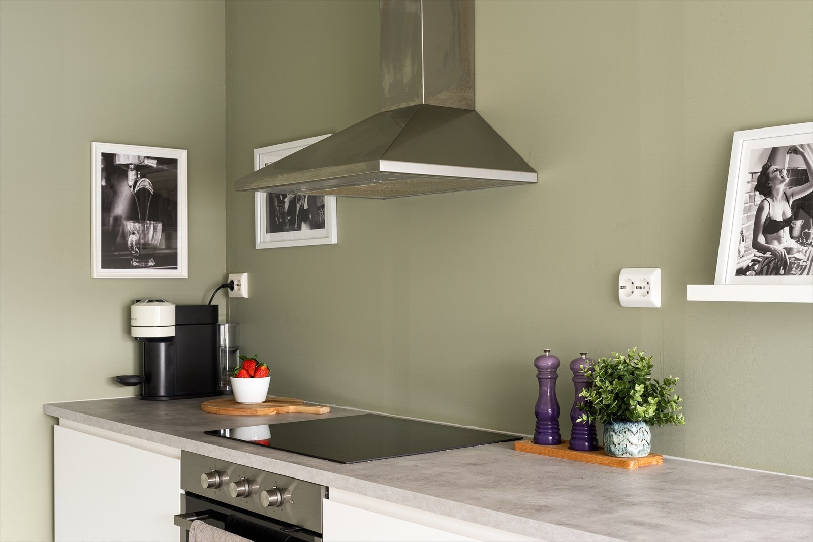 Lekkert og tidløst kjøkken med integrerte hvitevarer satt inn i 2021. Galleribilde