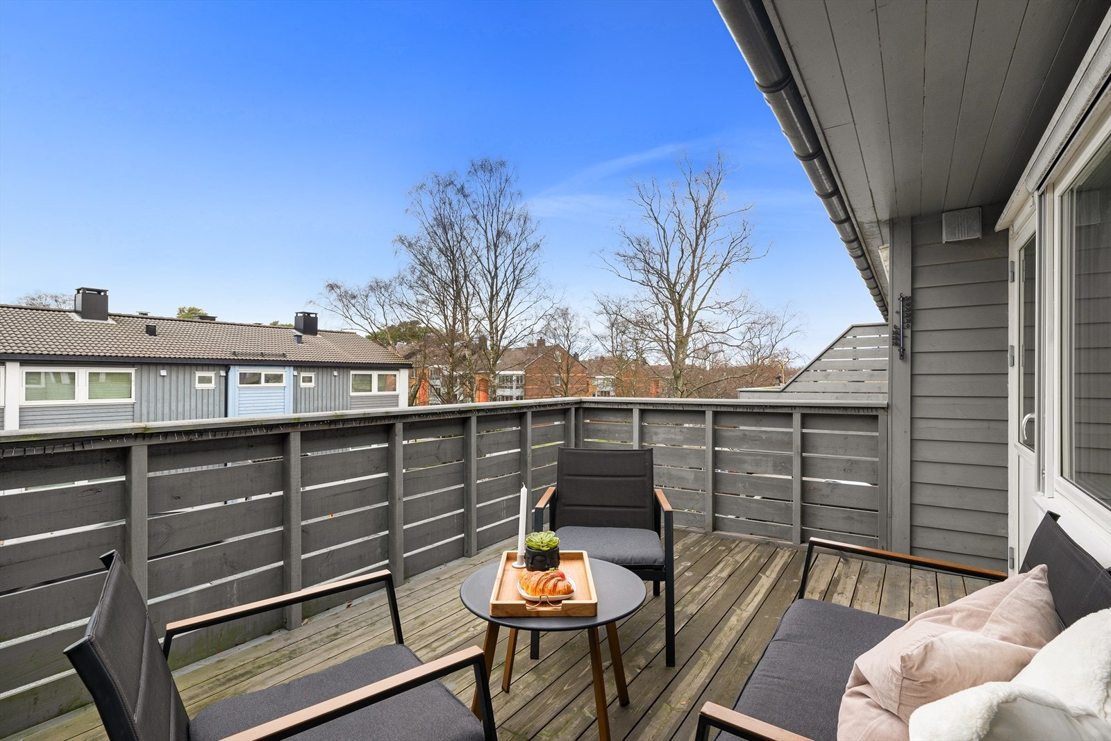 Romslig balkong på 13 kvm med gode solforhold. Galleribilde