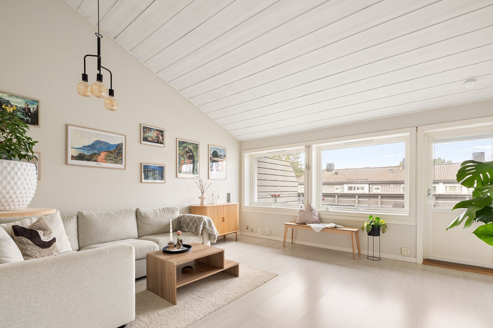 Velkommen til Sverre Hassels vei 4B, en lekker leilighet i 2. etasje med sentral og oppgradert standard. Galleribilde