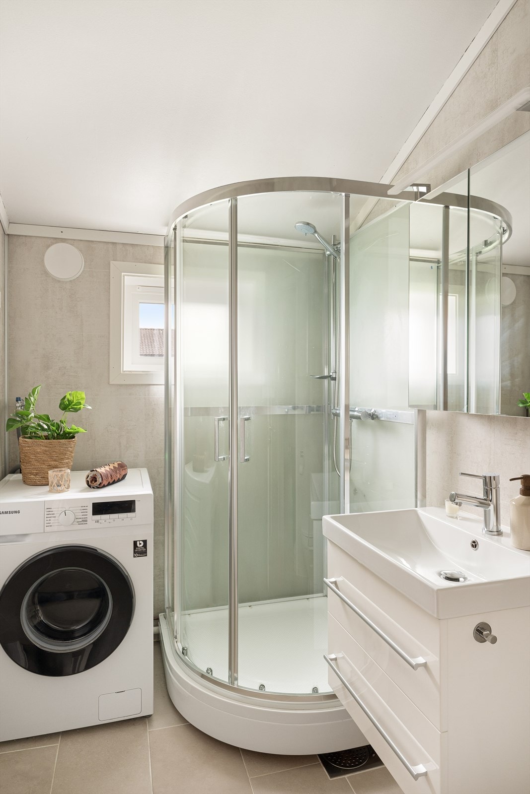 varme i gulv og opplegg til vaskemaskin. Galleribilde