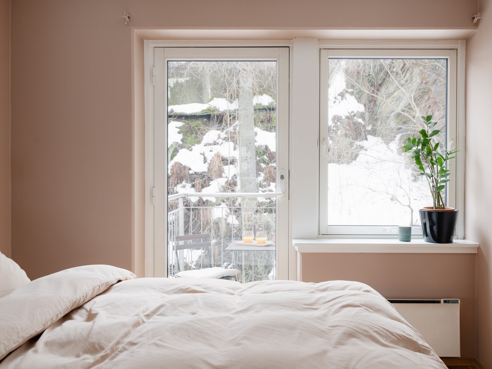 Fra rommet har du adkomst til egen luftebalkong. Leiligheten vender mot stille og bilfrie omgivelser. Galleribilde