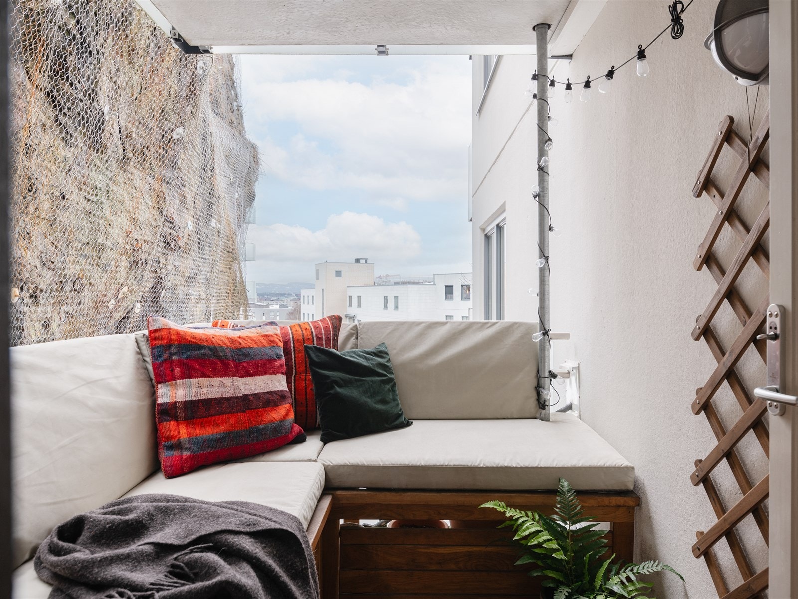 Fra kjøkkendel har du adkomst til luftig balkong som fungerer som en herlig forlengelse av leiligheten. Her finner du eget plassbygget møblement med praktisk oppbevairngsplass under setet, som utnytter plassen til det fulle. Galleribilde