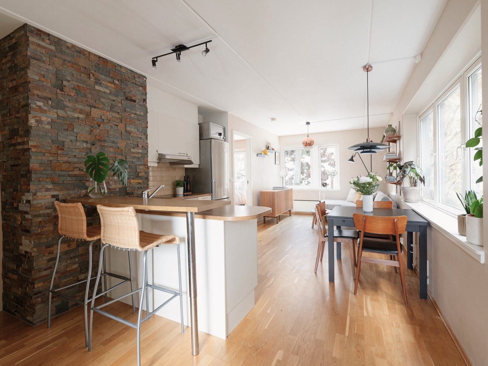 Den åpne løsningen mellom stue og kjøkken gjør at boligen er godt tilpasset sosialt liv. Galleribilde