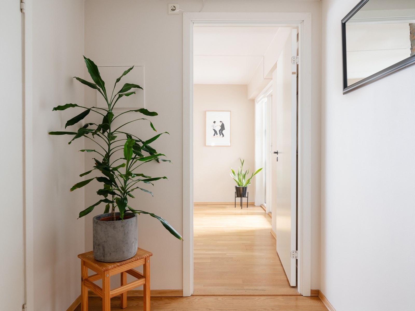 En hyggelig gang fører deg mellom rommene og videre til entréen. Galleribilde