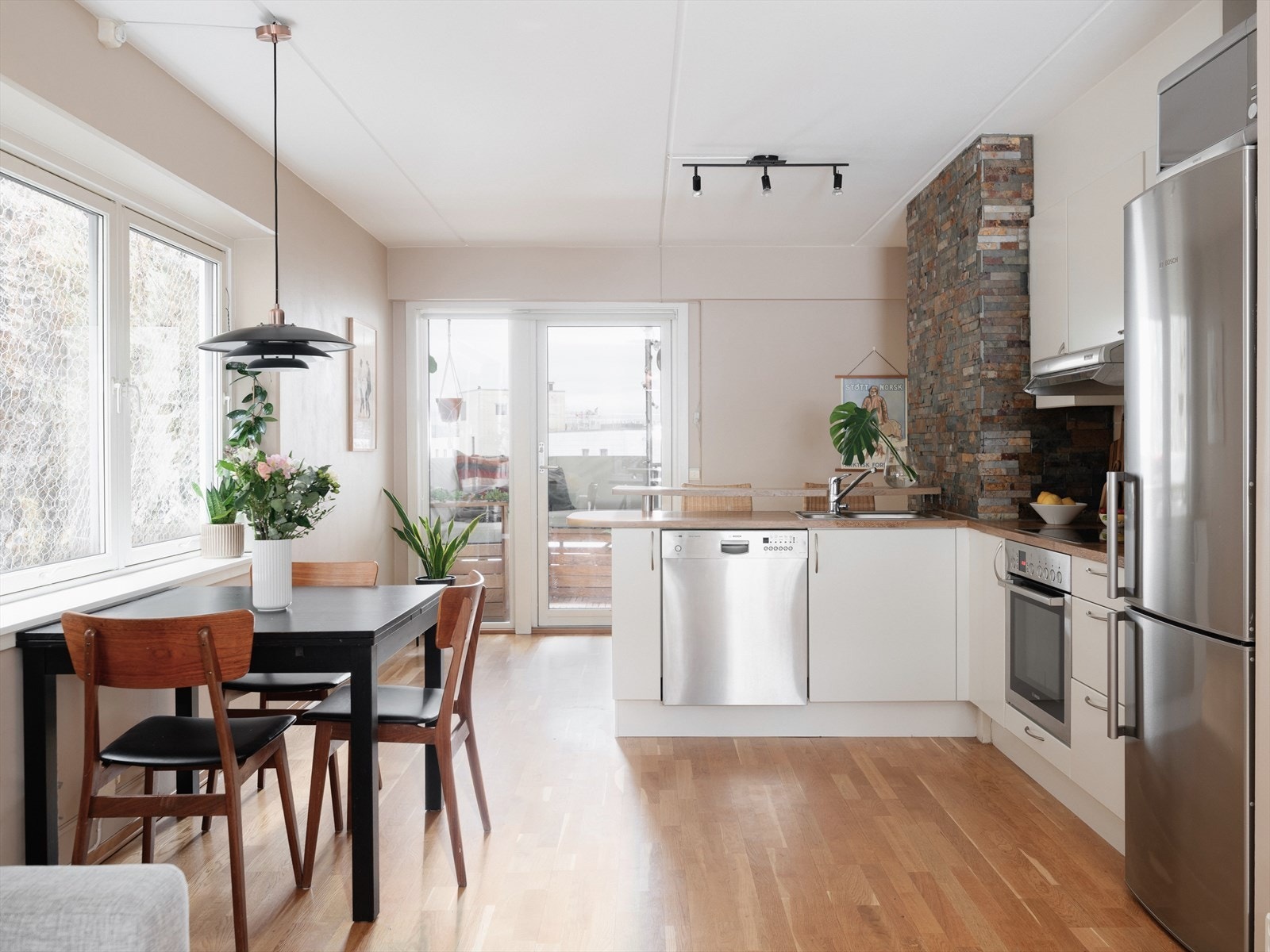 Her har du god plass til spisebord hvor det kan dekkes på til mange gjester. Galleribilde