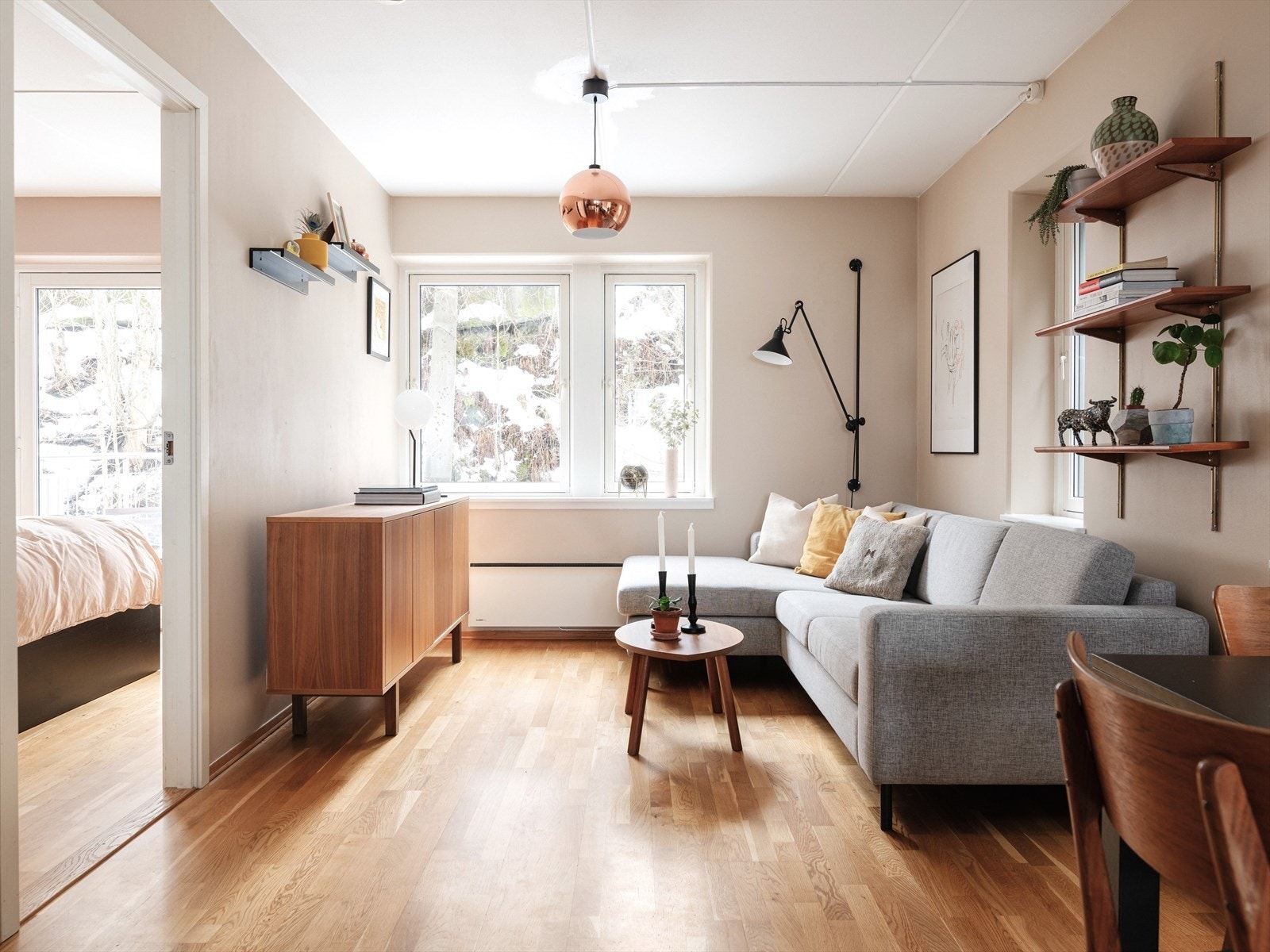 Velkommen inn i Ekebergveien 5A - En lys, romslig og lekker 2-roms hjørneleilighet med herlig atmosfære, beliggende attraktivt til i den "nye" delen av Gamlebyen - Her bor du både rolig og sentralt. Galleribilde