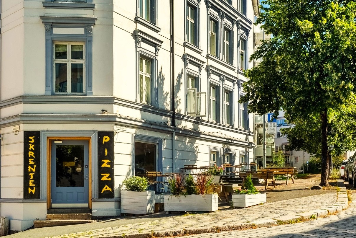 Skrenten pizza ligger rett utenfor døren, og dette kommer til å bli din nye nabolagsfavoritt! Galleribilde