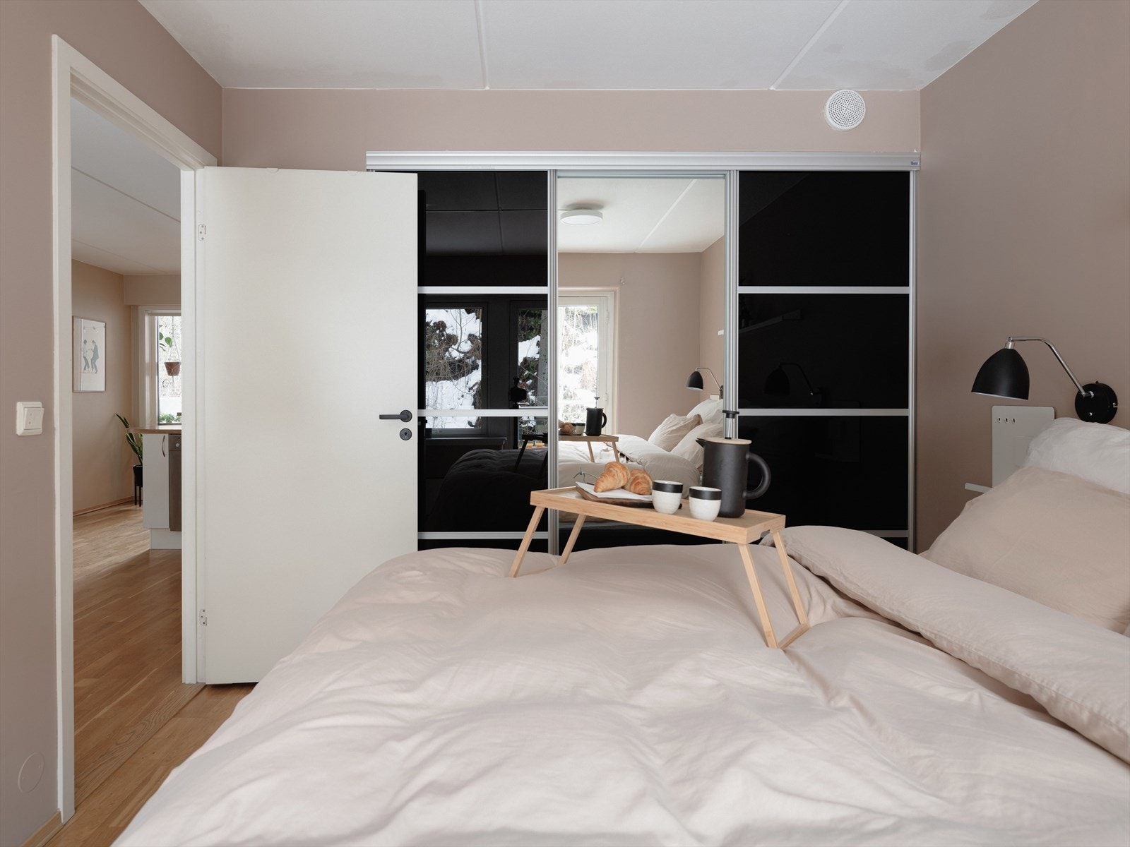 En romslig garderobe med skyvedører gir godt med lagringsplass for klær og tilbehør. Galleribilde