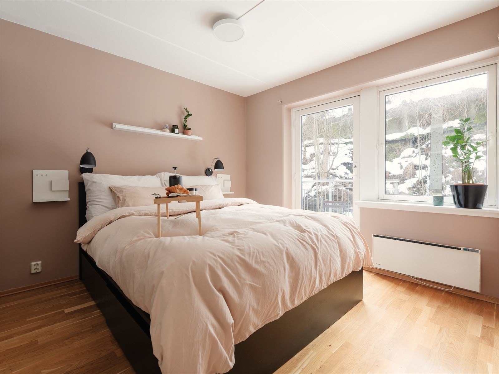 Fra stuen har du adkomst til leilighetens soverom som er av generøs størrelse. Galleribilde