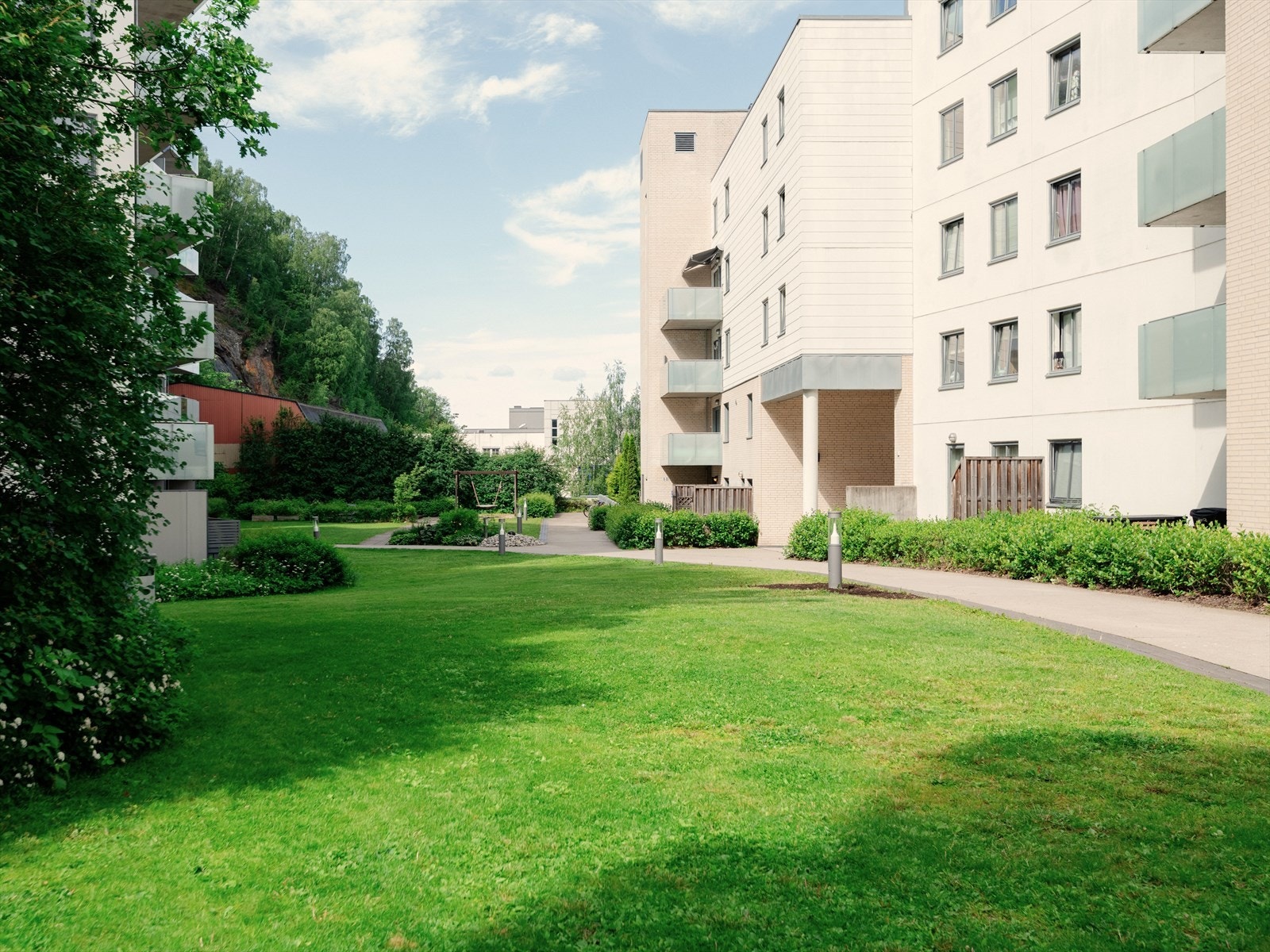 Borettslaget har velstelte fellesområder med gressplen, diverse beplantning og internveier med lys. Galleribilde