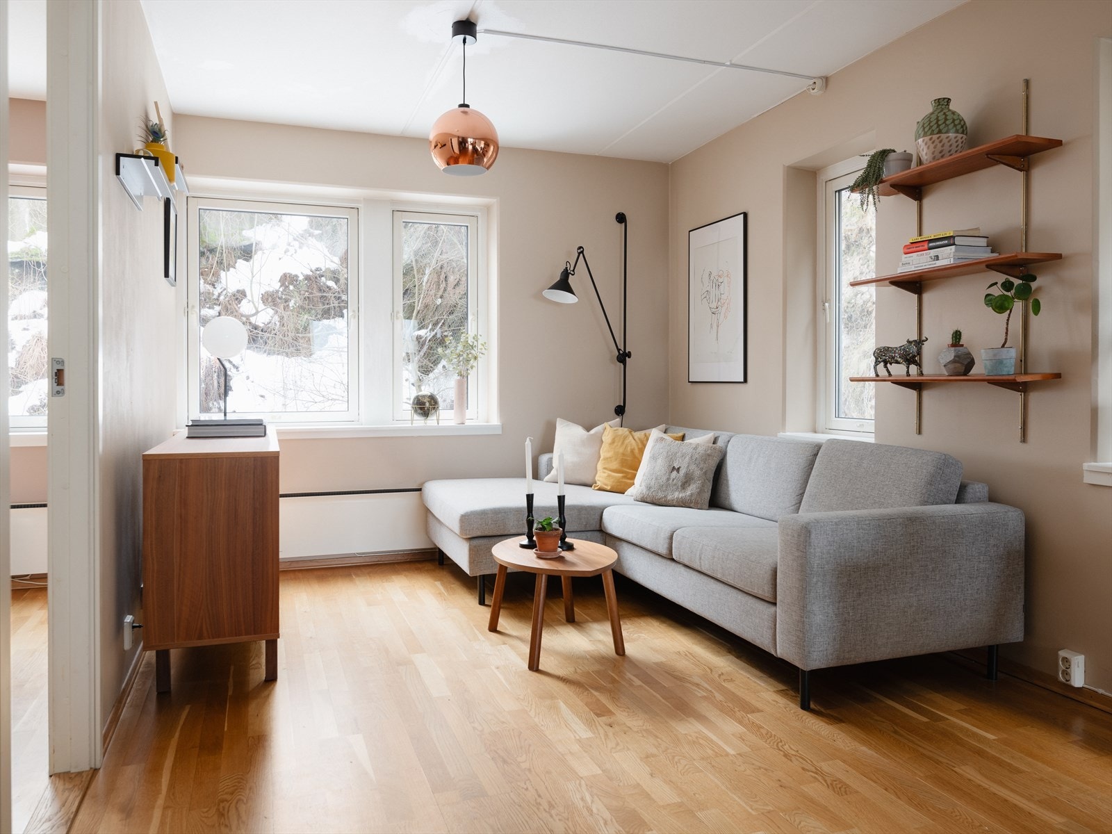 Stuen gir et sosialt allrom med god plass til innredning i ulike soner. Vindusflater i tre himmelretninger sørger for godt med naturlig lys og en herlig atmosfære. Galleribilde