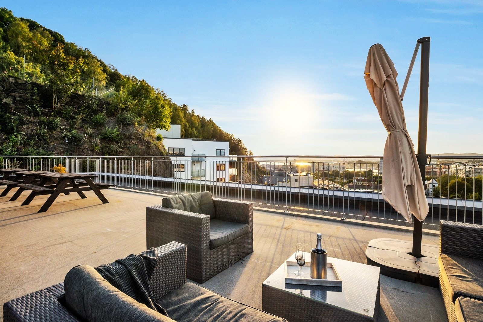 En kort heistur fra leiligheten ligger denne flotte takterrassen med førsteklasses utsikt og sol fra morgen til kveld. Galleribilde