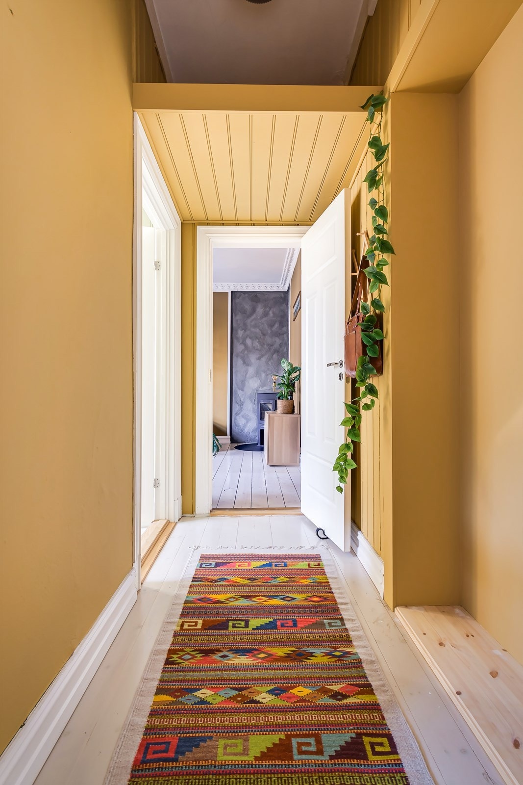 Luftig mellomgang med hems på ca 1,2 kvm for ekstra lagringsplass. Galleribilde