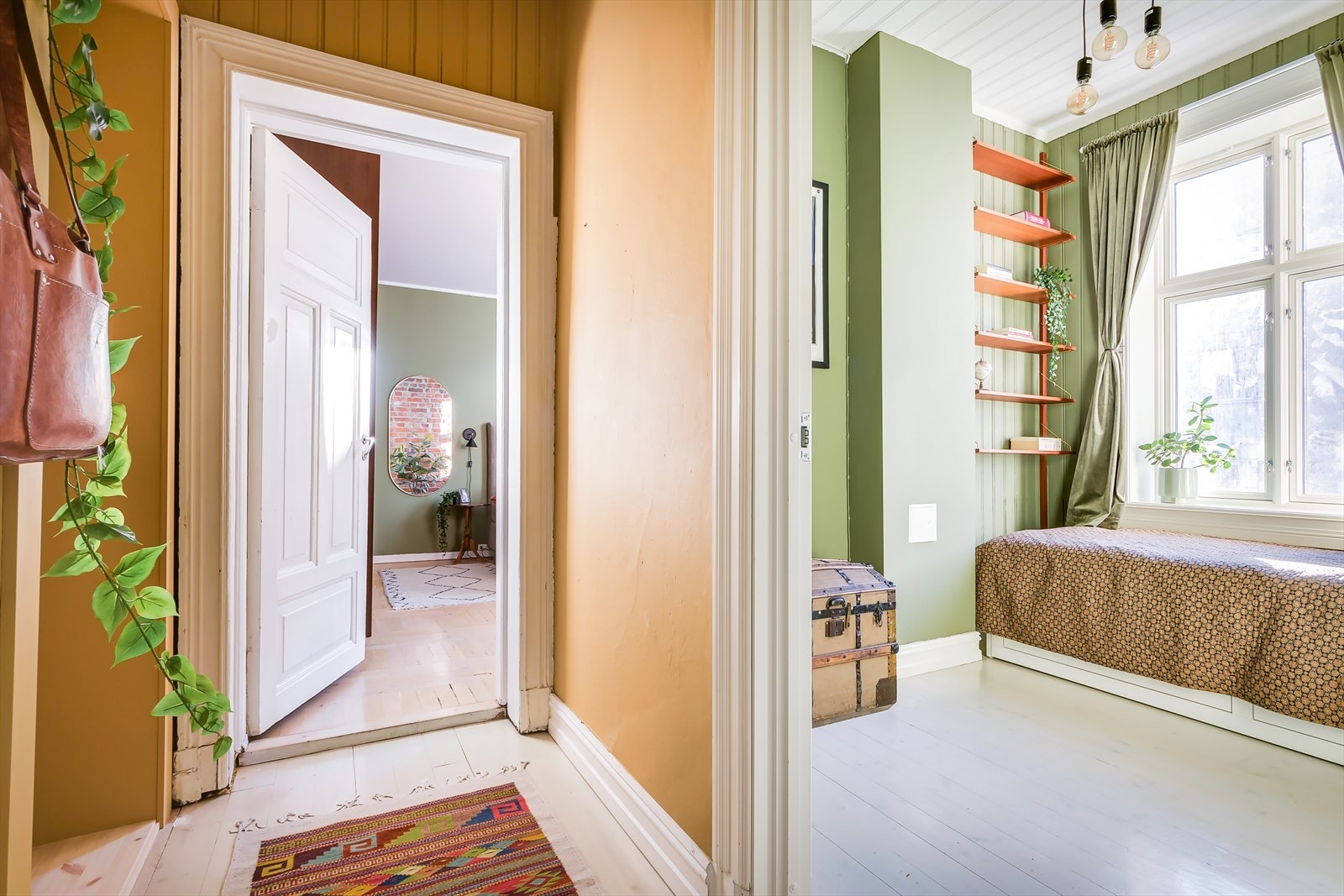 Fra mellomgangen er det enkel adkomst til de to romslige soverommene. Galleribilde