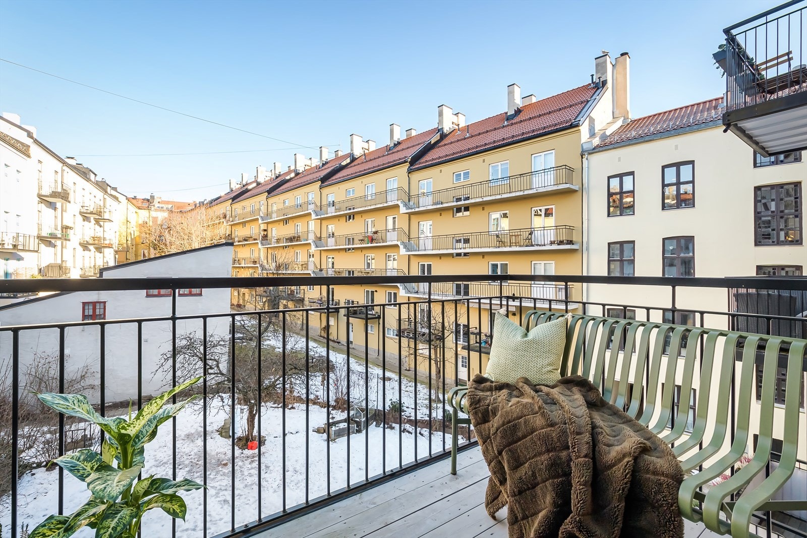 På sommerhalvåret blir balkongen en naturlig forlengelse av boligen. Galleribilde