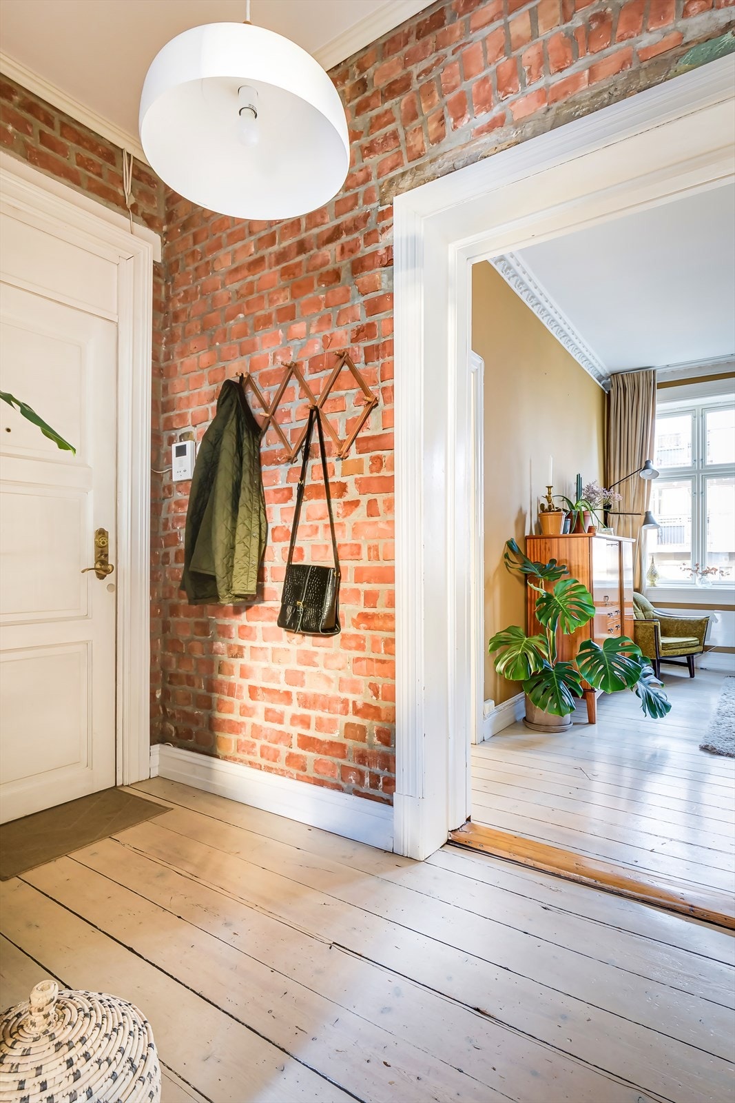 Originale gulv og teglstein gir et klassisk og tidløst utseende. Galleribilde