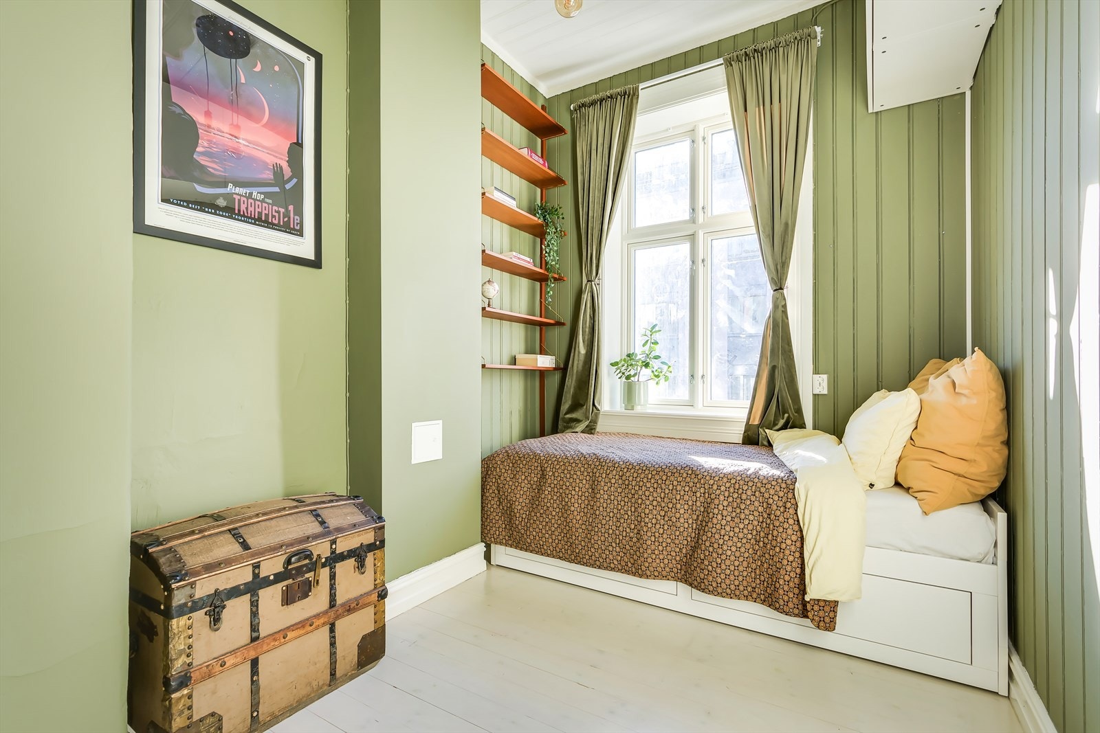 Lyst og romslig soverom med plass til større seng og garderobeløsning om ønskelig. Galleribilde