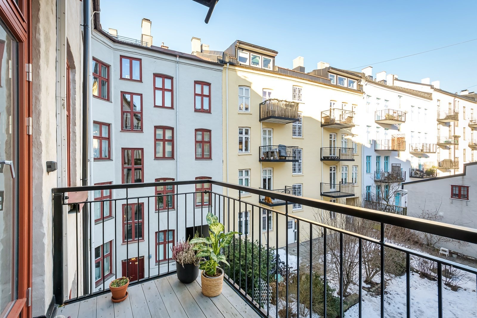 En klassisk 3-roms leilighet med moderne følelse og herlig balkong mot stille bakgårdsrom. Galleribilde